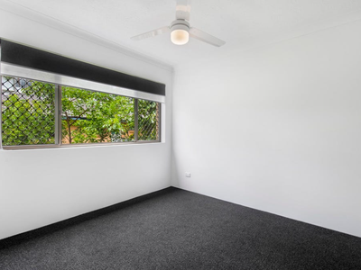 2 / 7 Lather Street, Southport
