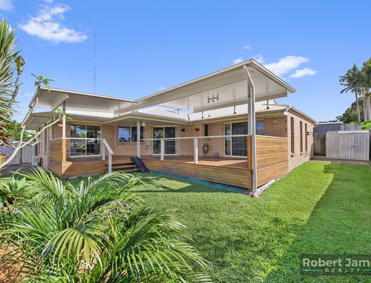 GENEROUS SIZE HOME - OPTIONS FOR DUAL LIVING image 1