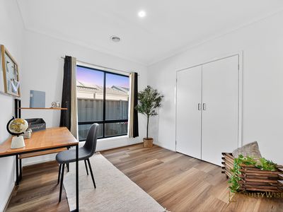 15 Brockwell Crescent, Manor Lakes