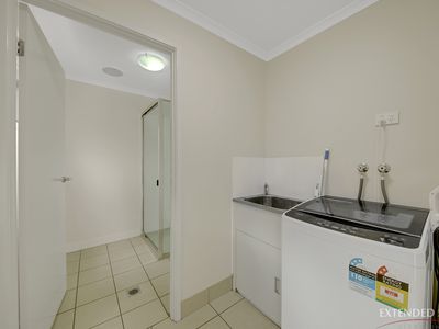27 / 1 Collins Lane, Kin Kora