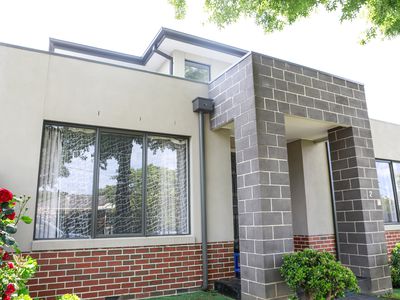 2 / 10 Fortune Street, Box Hill North