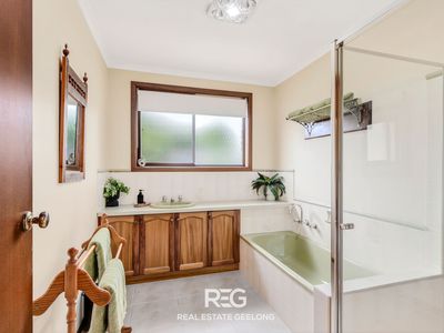 13 Greenbank Court, Leopold