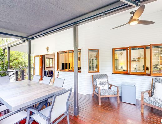 Renovated Queenslander - A Minute Walk to the Lake image 3