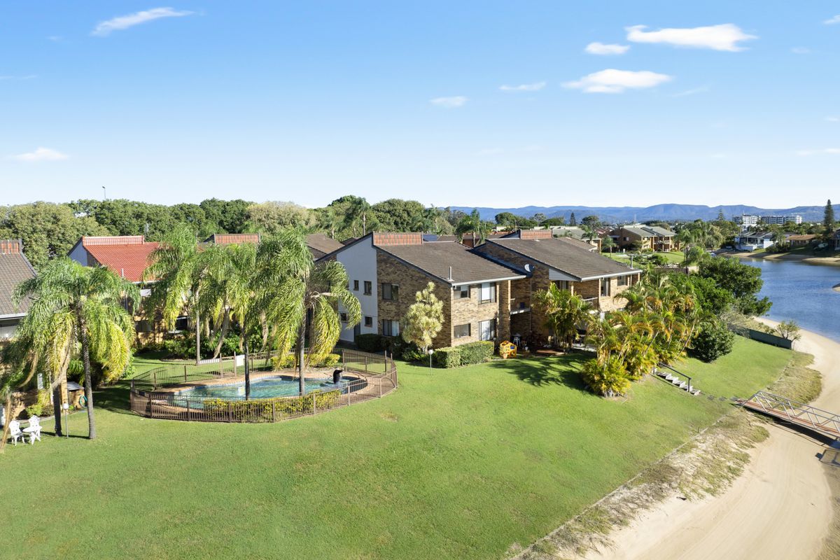 2 / 22 Dunlop Court, Mermaid Waters