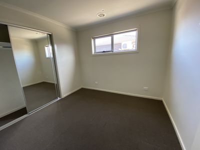 2 / 39 Claire Way, Tarneit