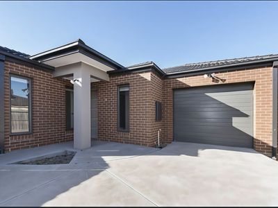 2 / 18 Haywood grove, Melton South