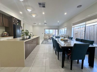 7 Pepita Crescent, Manor Lakes