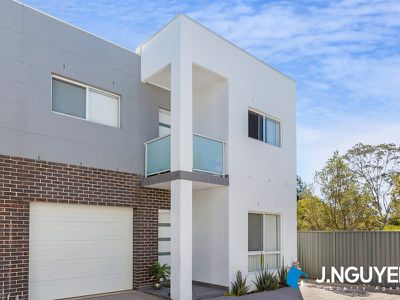 4 / 10 Strouthion Court, Green Valley