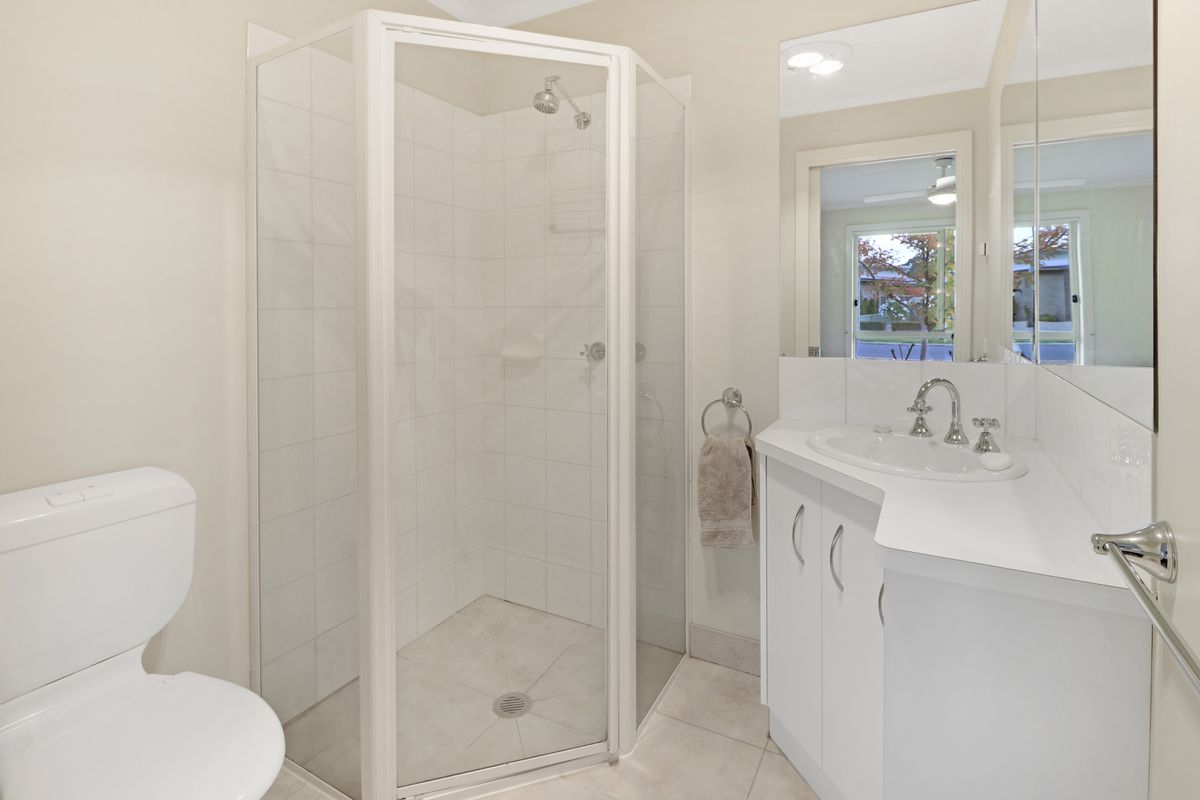 2 / 4 Cambridge Drive, Mansfield