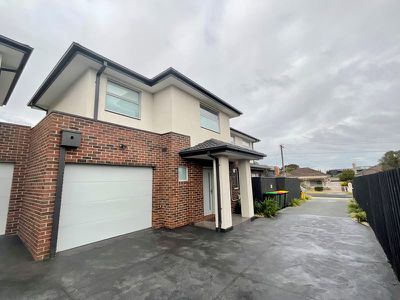 2 / 28 Curie Avenue, Oak Park