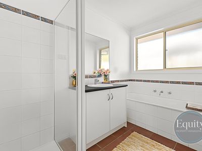 2 Little Acre Cl, Langwarrin