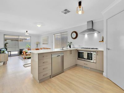 4 Golden Way, Piara Waters