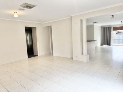 10 Maclarens Close, Manor Lakes