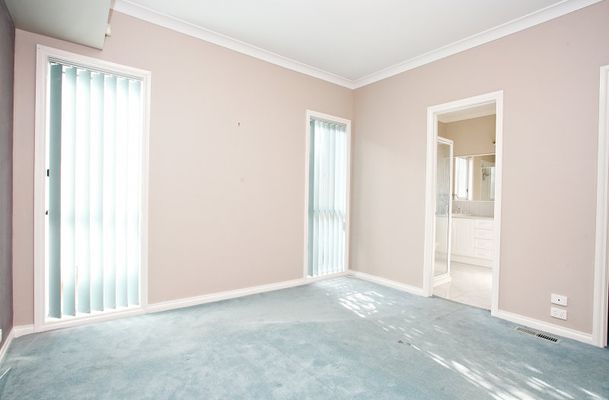 2 Arncliffe Blvd, Greenvale