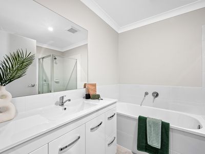 2 / 4 Caputar Way, Lochinvar