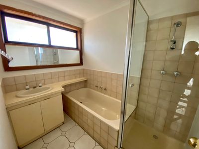 1 / 42 Rosella Avenue, Werribee