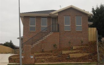 1 / 11 McCaffery Rise, Pakenham