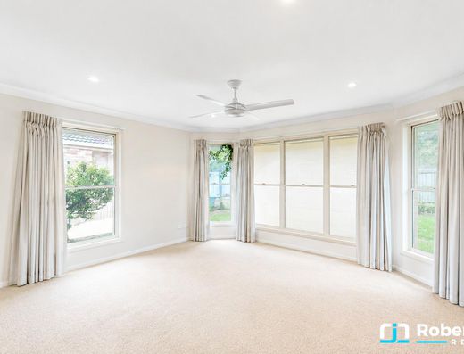Large Family Living Opposite Noosa Golf Club image 3
