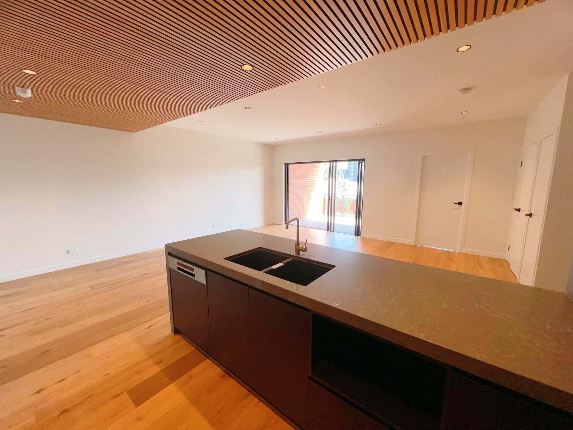 202 / 25 Bank Street, West End