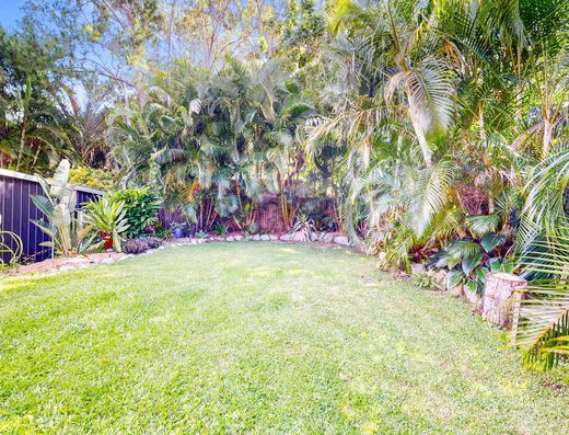 Renovated Queenslander - A Minute Walk to the Lake image 20