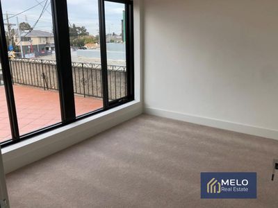 2 / 21B Military Road, Avondale Heights