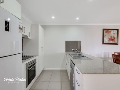 1 / 12 Wisteria Avenue, Ooralea Waters