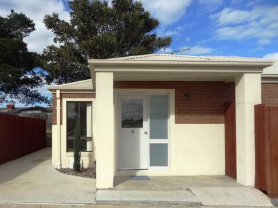 9 / 16 Centre Avenue, Werribee