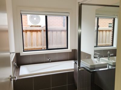 35 Surround Drive, Mambourin