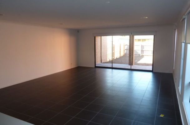 2 / 14 Burgess Street, Tullamarine