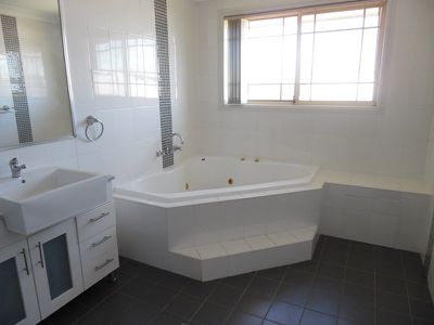 24 Tenterfield Avenue, Hoxton Park