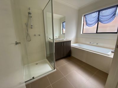 25 Bondi Parade, Point Cook