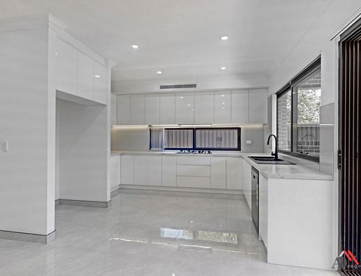 99 DENNISTOUN AVENUE, Guildford West