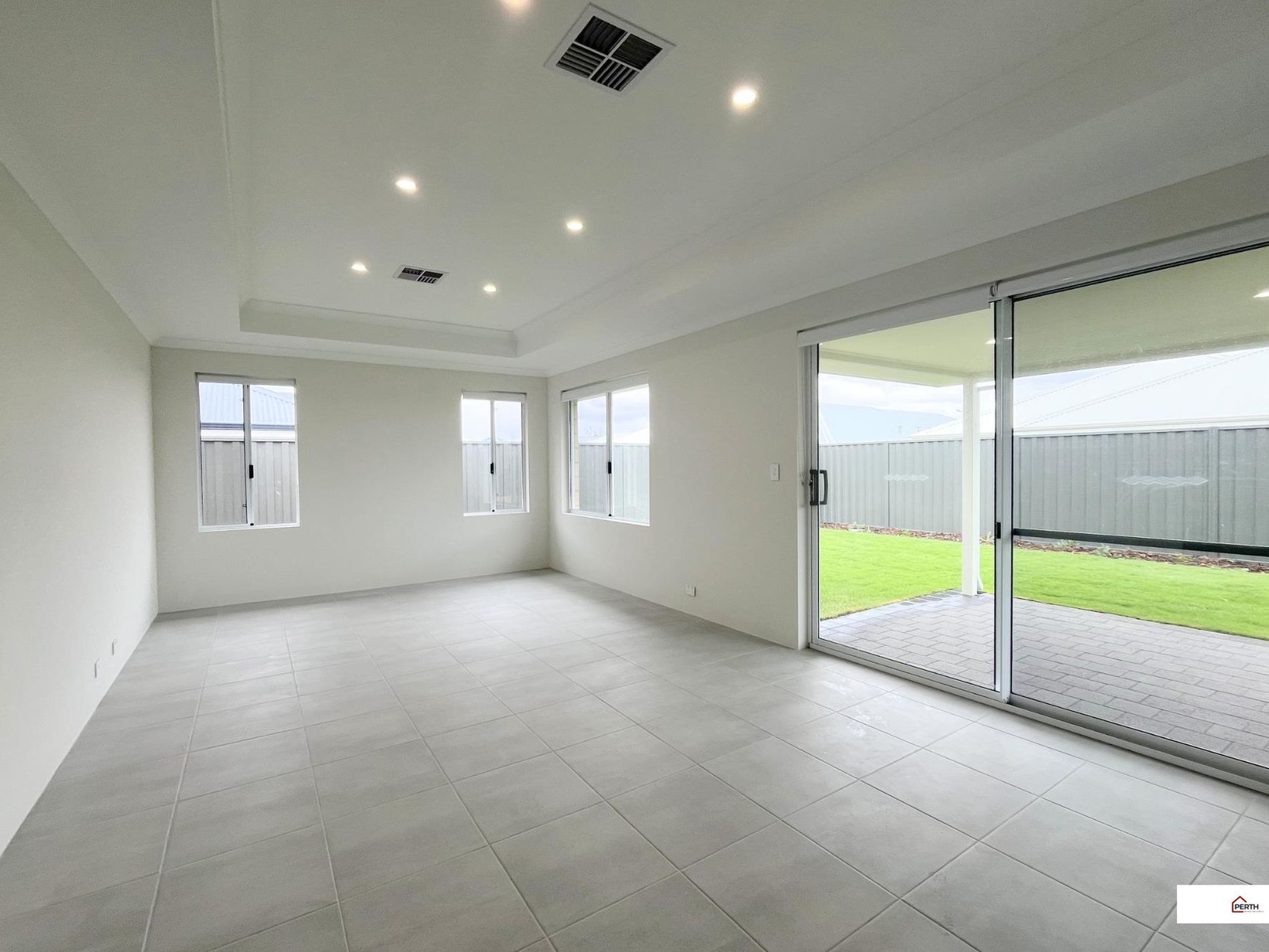 12 Oxley Street, Lakelands