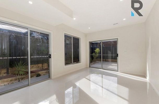 4 Frontier Avenue, Greenvale