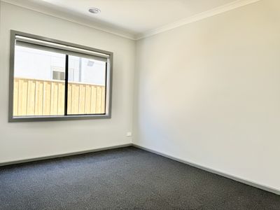 3 Farmingdale Street, Manor Lakes