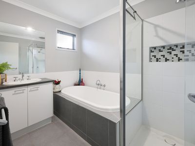 32 Rawlings Drive , Warrnambool