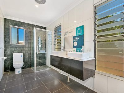 2 Tiverton Court, Moulden