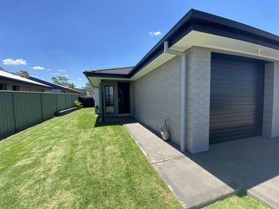 1 / 33 Hindmarsh Esplanade, Dubbo
