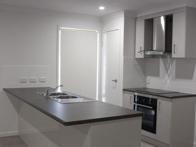 1 / 102 Bradman Way, Urangan