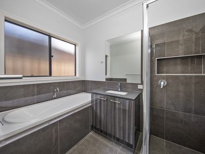 17 Pepita Crescent, Manor Lakes
