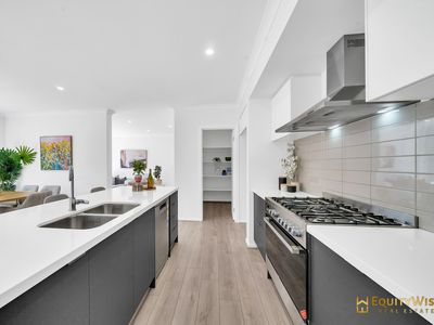 6 Sparland Street, Manor Lakes