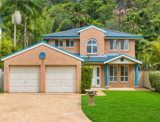 Poolside Paradise in North Pearl Estate