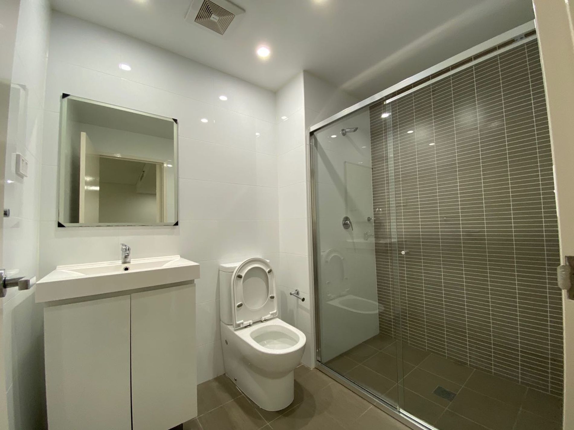 3004 / 15 CHARLES STREET, Canterbury