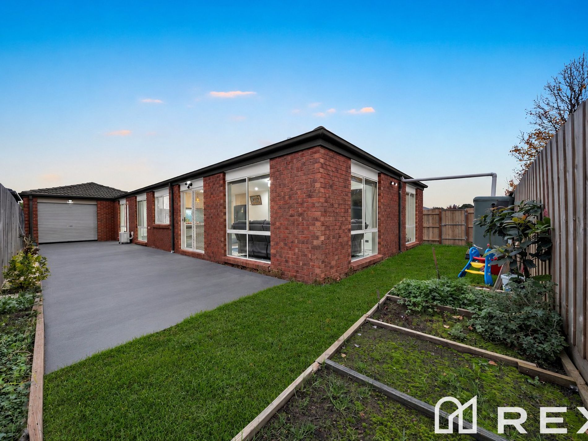 17 Gowrie Place, Cranbourne West