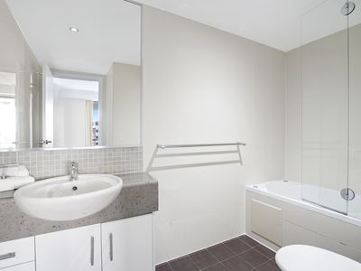 1 / 136 Marine Parade, Southport