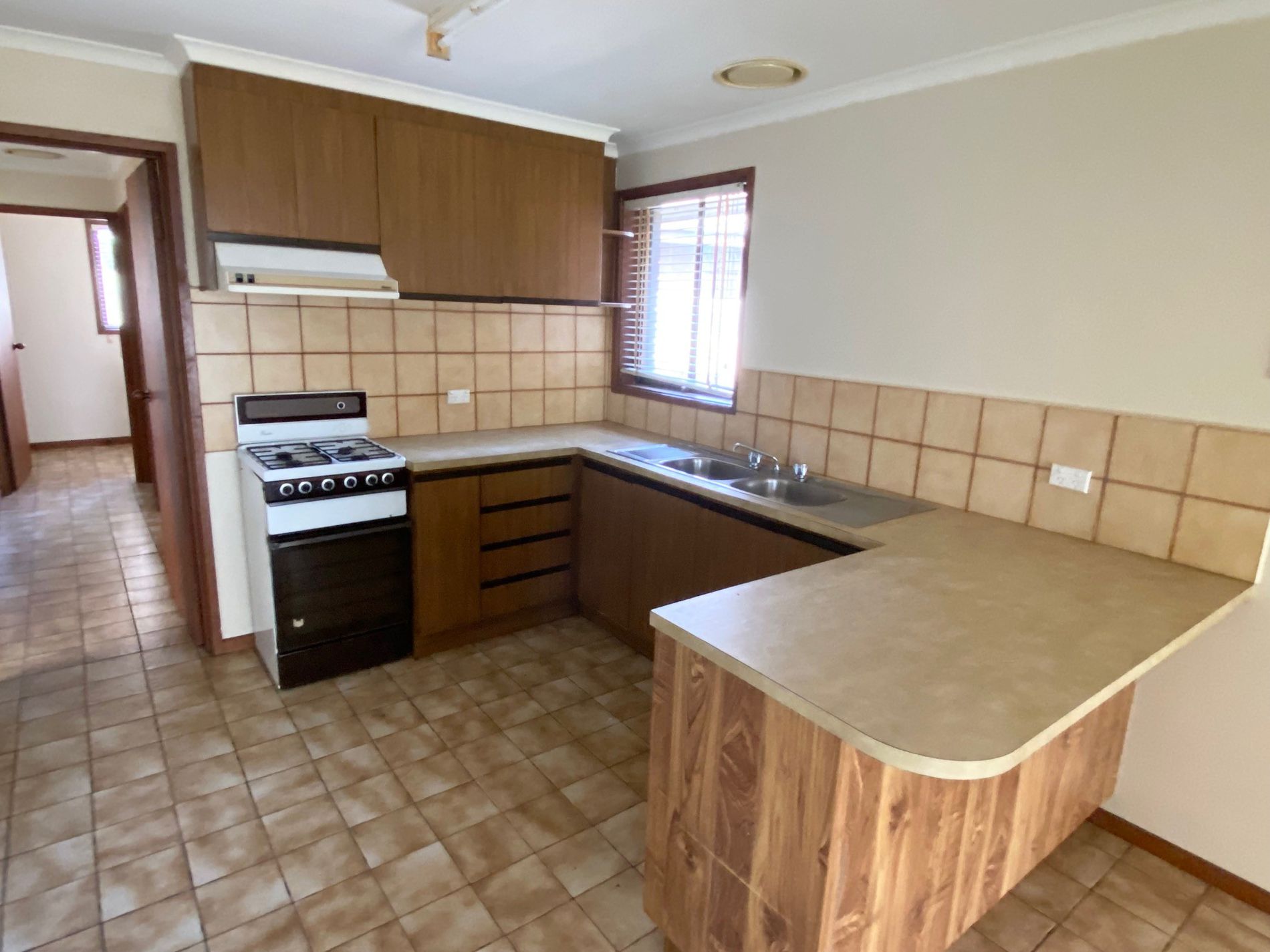 2 / 10 Sinns Avenue, Werribee
