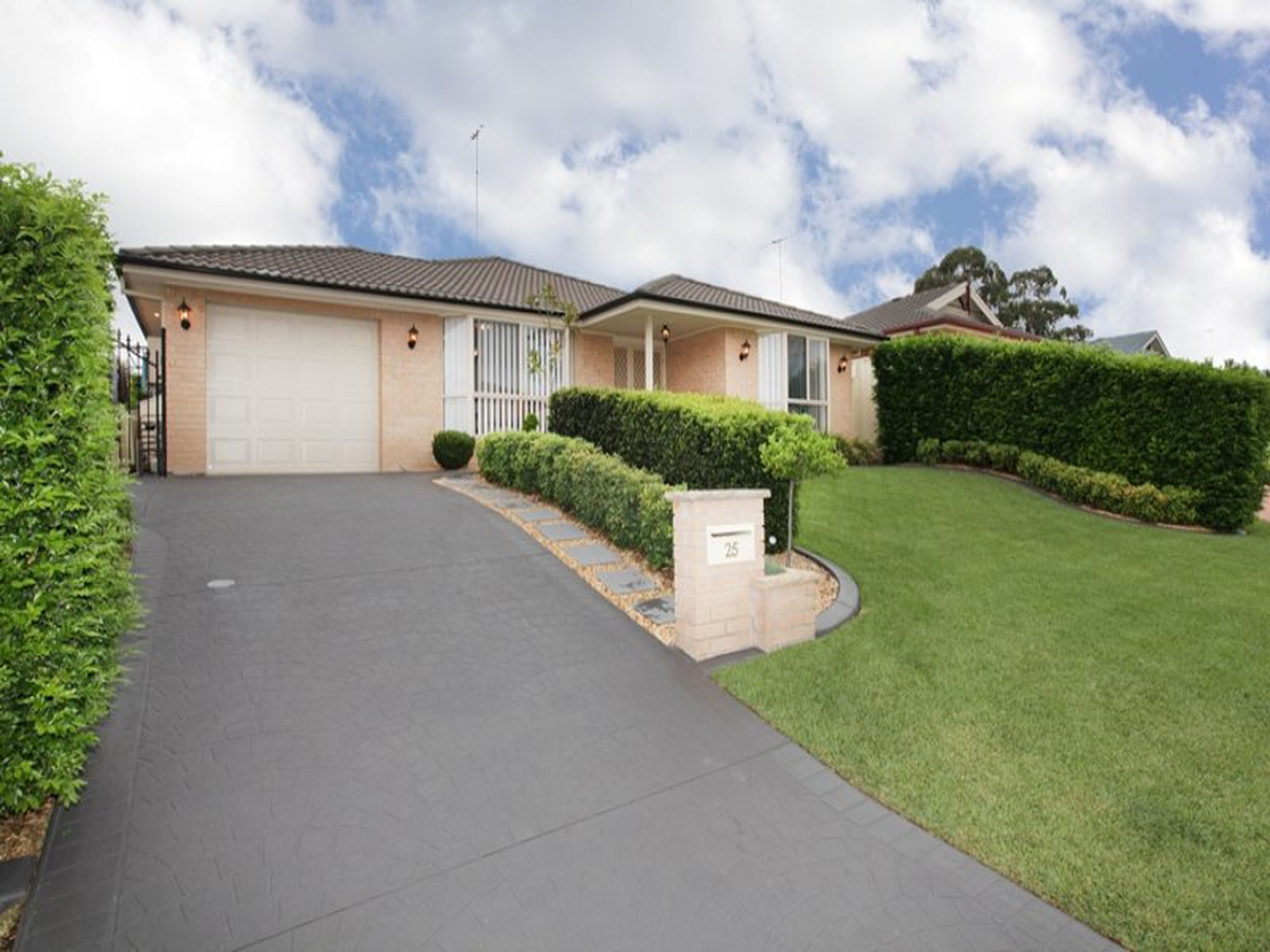 25 Dara Crescent, GLENMORE PARK