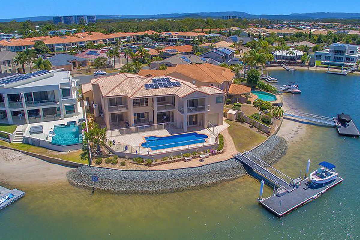 HUGE WATERFRONT FAMILY HOME ON SUPER WIDE BLOCK