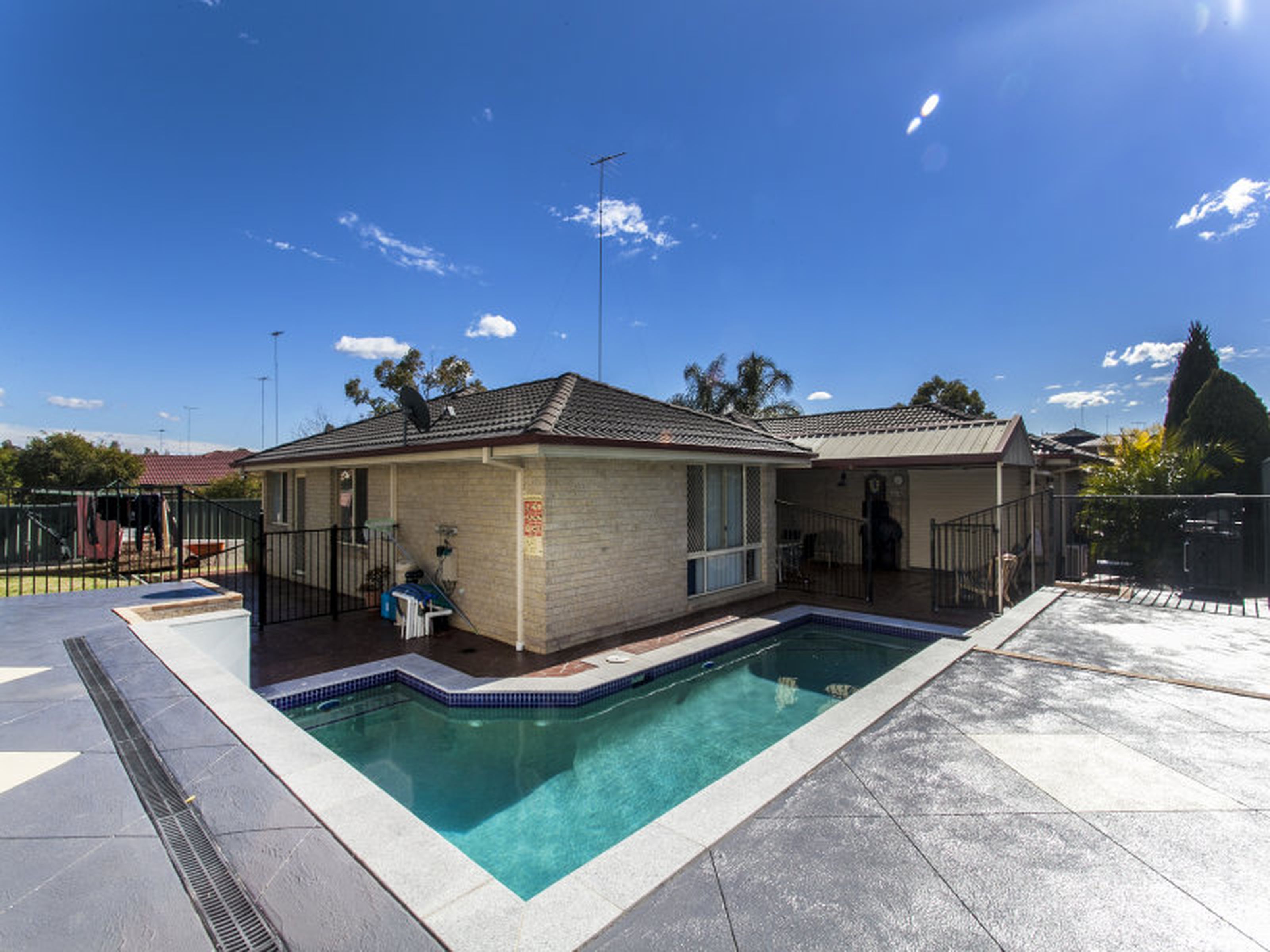 8 Laguna Drive, GLENMORE PARK