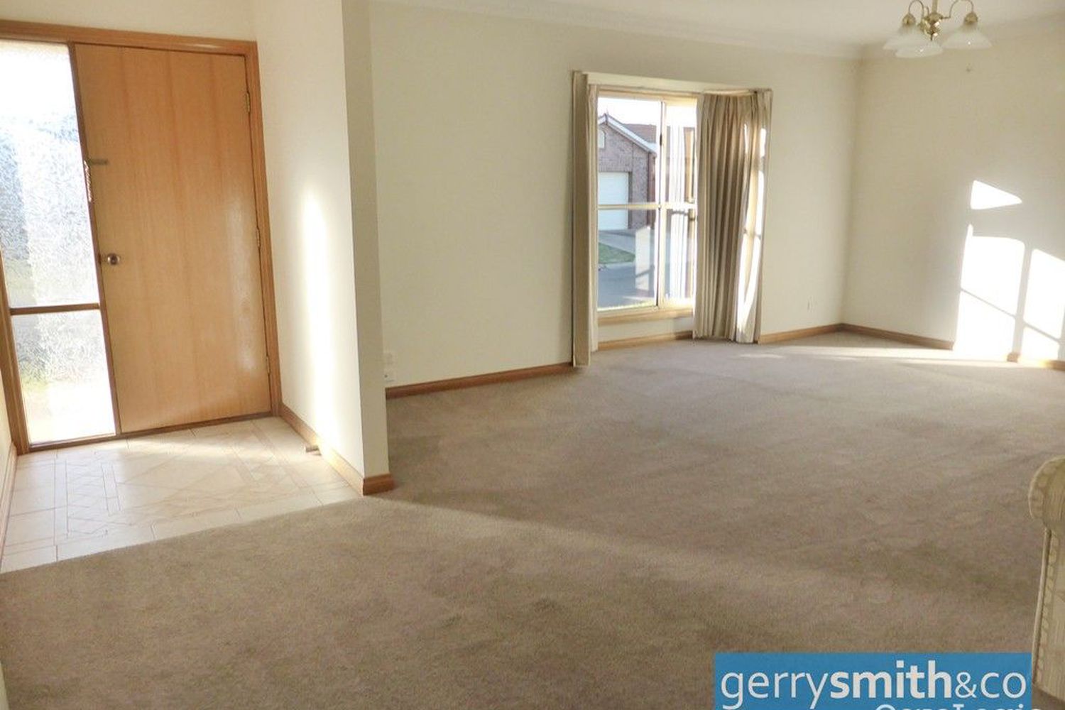 13 Hopkins Drive, Horsham